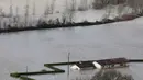Sementara, sembilan departemen ditempatkan dalam status siaga oranye. Tampak foto yang menunjukkan kondisi sebuah rumah yang terendam banjir setelah hujan lebat yang menyebabkan banjir Sungai Garonne di Sainte-Croix-du-Mont, Prancis barat pada Kamis 19 Februari 2026. (ROMAIN PERROCHEAU/AFP)