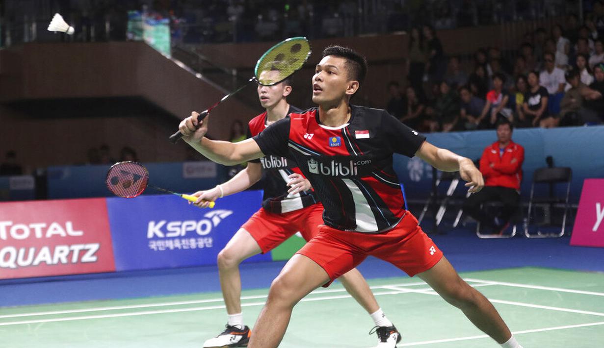 Ganda putra Indonesia, Fajar Alfian/Muhammad Rian Ardianto, saat melawan wakil Jepang, Takeshi Kamura/Keigo Sonoda, pada Korea Terbuka 2019 di Incheon, Minggu (29/9). Fajar/Rian menang  21-16, 21-17. (AP/Ahn Young-joon)