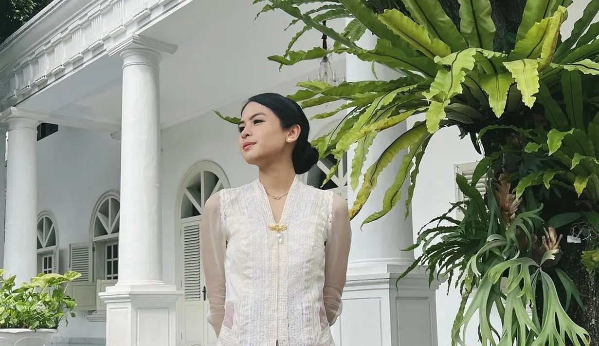 Istri Jesse Choi ini memang punya paras yang selalu memancarkan wanita pribumi. Terlebih ia kerap memerankan film bernuansa masa lampau Indonesia. Seperti kebaya khas Betawi ini. (Liputan6.com/IG/@maudyayunda).