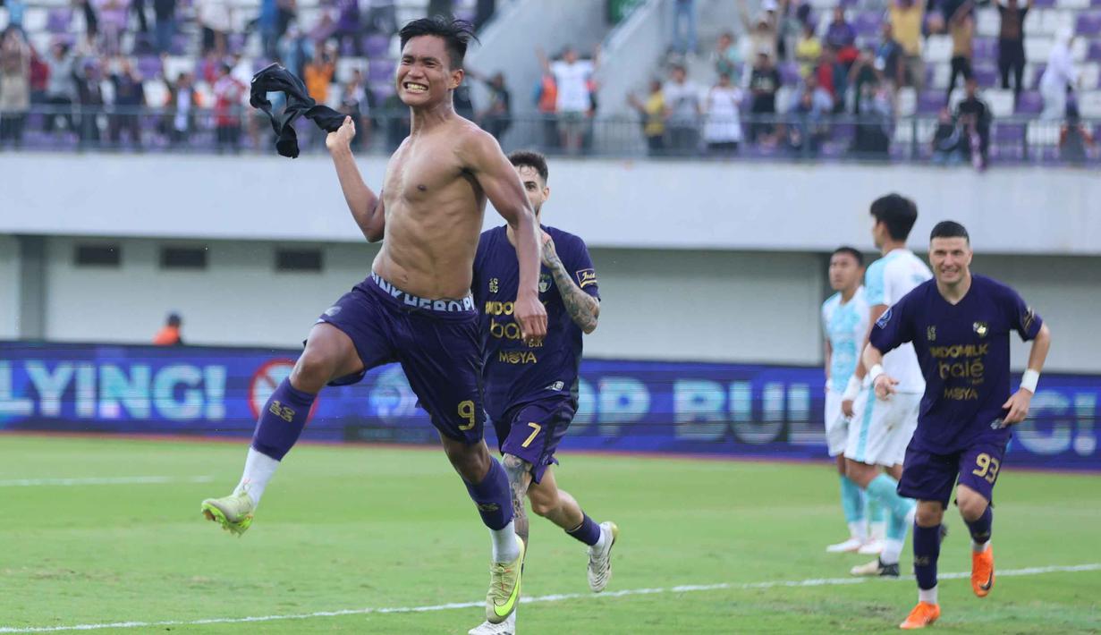 Pemain Persita, Ahmad Nur Hadianto (kiri) merayakan golnya saat bertanding melawan PSBS Biak pada laga pekan ke-21 BRI Super League 2025/2026 di Stadion Indomilk Arena, Tangerang, Banten, Senin (16/2/2026). (Bola.com/M Iqbal Ichsan)