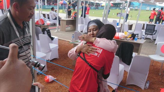 Momen Diananda Choirunisa ketika menangis di bahu sang ibunda karena gagal meraih emas Asian Games 2018. (Bola.com/Muhammad Ivan Rida)