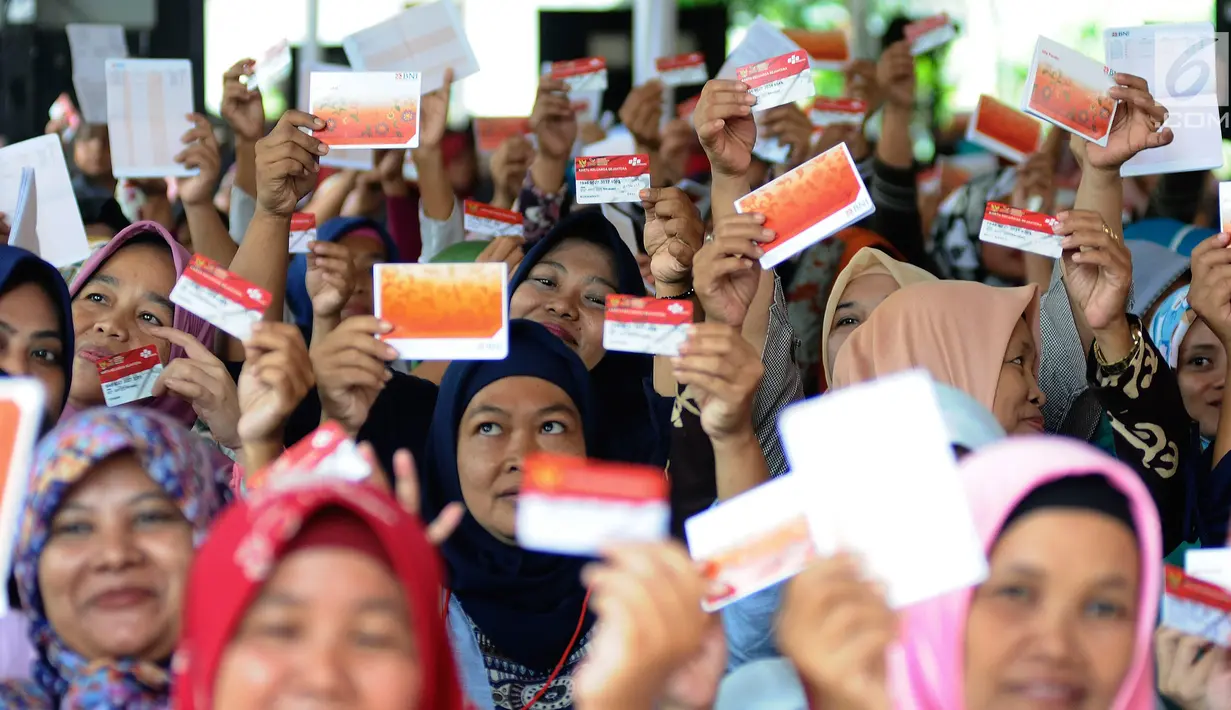 Warga menunjukkan KKS saat Penyaluran Bantuan Sosial PKH dan BPNT di Depok, Jawa Barat, Selasa (12/2).1000 orang warga Depok, Keluarga Penerima Manfaat (KPM) Program Keluarga Harapan (PKH) menerima pencairan PKH Tahap I 2019.(Liputan6.com/Herman Zakharia)