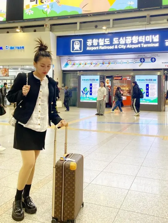 Bak idol Korea, begini kecenya tampilan bandara Ayu Ting Ting mengenakan crop blazer, blouse, dan mini skirt.  [Foto: IG/ayutingting92].