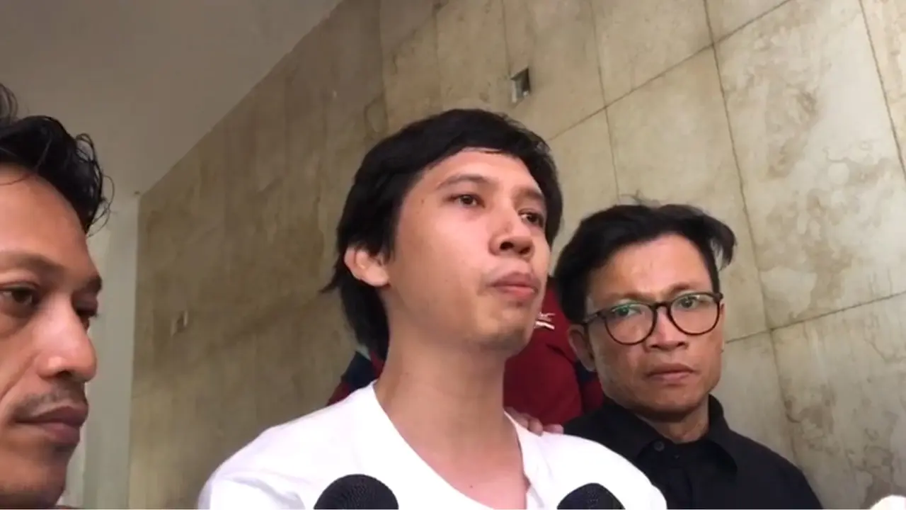 (Merdeka.com/ Nur Habibie) Ananda Badudu selesai menjalani pemeriksaan di Polda Metro Jaya, Jumat (27/9/2019).