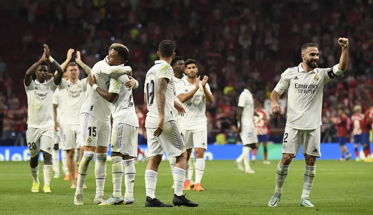 Skor 2-1 untuk kemenangan Real Madrid pun tak berubah hingga akhir laga. Los Blancos kembali menempati singgasana tertinggi di Liga Spanyol dengan raihan 18 poin. (AFP/Oscar Del Pozo)