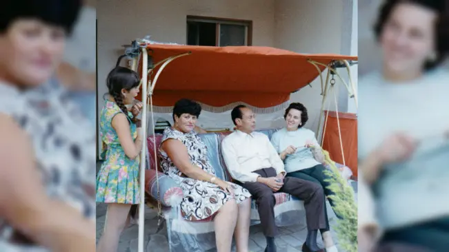 Anna Boros Gutman (ke dua dari kiri) bersama putrinya ketika mengunjungi Dr. Helmy di Berlin. (Sumber Yad Vashem)