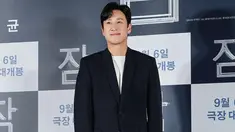 Beberapa waktu terakhir media Korea Selatan mengungkapkan adanya aktor berinisial 'L' yang terlibat kasus narkoba dan diamankan pihak kepolisian. Dalam unggahannya, disebutkan pula jika aktor tersebut terbilang populer dan berusia 40-an serta telah menikah dan debut pada 2001. (Liputan6.com/IG/@hoduent)