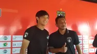 Pemain Persita, Chandra Waskito bersama coach Widodo Cahyono Putro jelang laga kontra Bali United. (Persita Media)