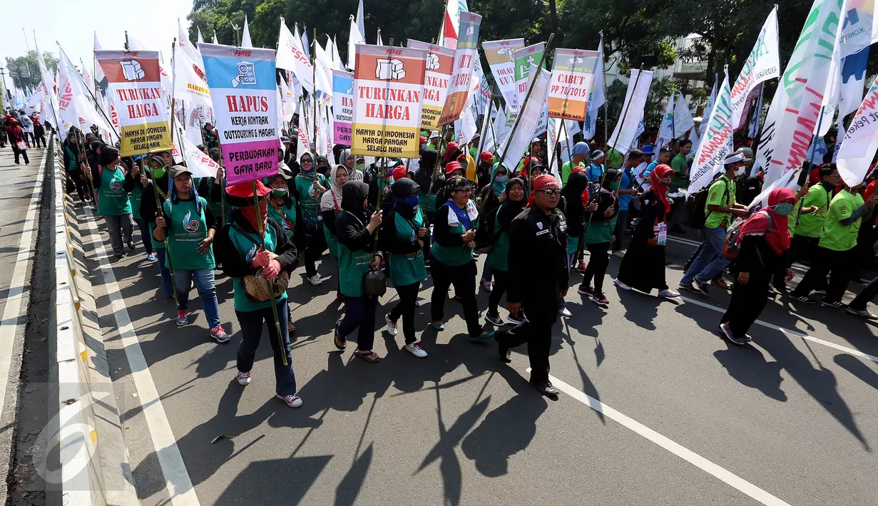Massa buruh dan pekerja dari berbagai daerah memadati Jalan MH Thamrin, Jakarta, dalam peringatan May Day, Senin (1/5). Dalam aksi ini, buruh menyuarakan sejumlah tuntutan, di antaranya tolak upah murah dan hapus outsourcing. (Liputan6.com/Johan Tallo)