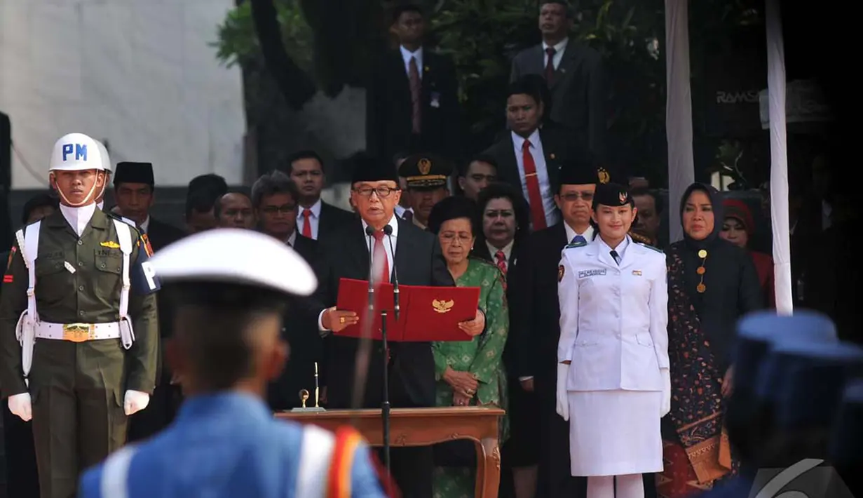 Ketua MPR tampak membaca pidato dalam Upacara Peringatan Hari Kesaktian Pancasila di Monumen Pancasila Sakti, Jakarta, Rabu (1/10/2014) (Liputan6.com/Johan Tallo)