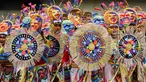 Peserta mengenakan kostum dan riasan berpose saat mengikuti parade Canto a la Tierra di Pasto, Kolombia (3/1). Parade Canto a la Tierra juga dikenal dengan karnaval orang kulit hitam dan kulit putih di Pasto. (AFP Photo/Luis Robayo)