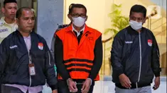 Bupati Kepulauan Meranti, Riau periode 2021 s/d 2024 Muhammad Adil (tengah) digiring petugas usai menjalani pemeriksaan terkait Operasi Tangkap Tangan (OTT) di Gedung Merah Putih Komisi Pemberantasan Korupsi (KPK), Jakarta, Jumat (7/4/2023) malam. (Liputan6.com/Angga Yuniar)