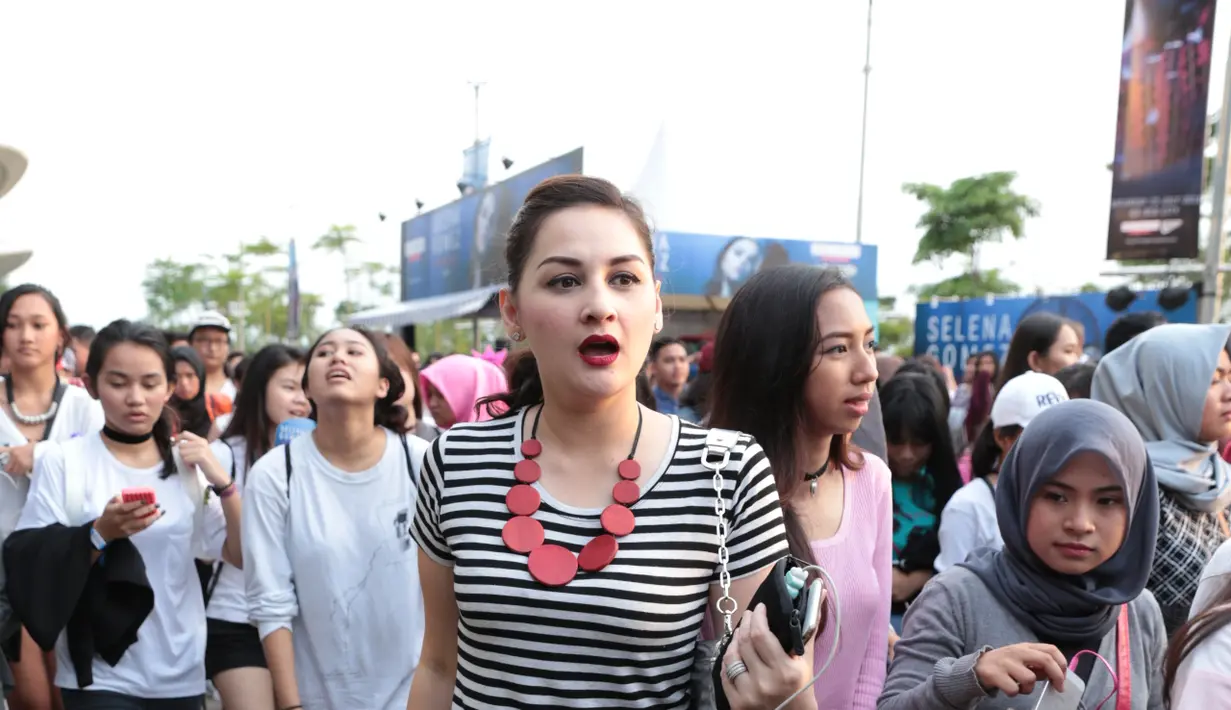 Ribuan penonton memadati Indonesia Convention Exhibition (ICE), Bumi Serpong Damai (BSD), untuk melihat aksi penyanyi Selena Gomez. Kedatangan pertama kali di Indonesia itu mendapat sambutan luar biasa dari Selenator. (Adrian Putra/Bintang.com)