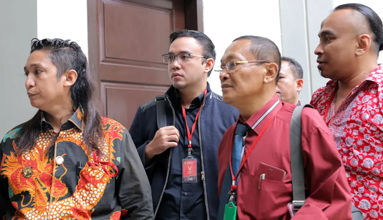 Dalam proses penjualan, menurut pihak Sandy, mantan istrinya tersebut tak memiliki niat tulus untuk menjualnya. Saat ada orang mendatangi rumah tersebut, namun tak dibukakan pintu. (Deki Prayoga/Bintang.com)