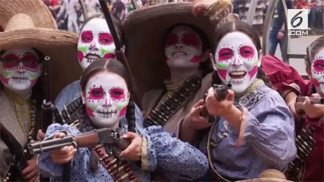 Sebuah perayaan Hari Kematian digelar di Meksiko. Parade ini dimaksudkan untuk mengenang korban gempa yang sempat mengguncang Meksiko.