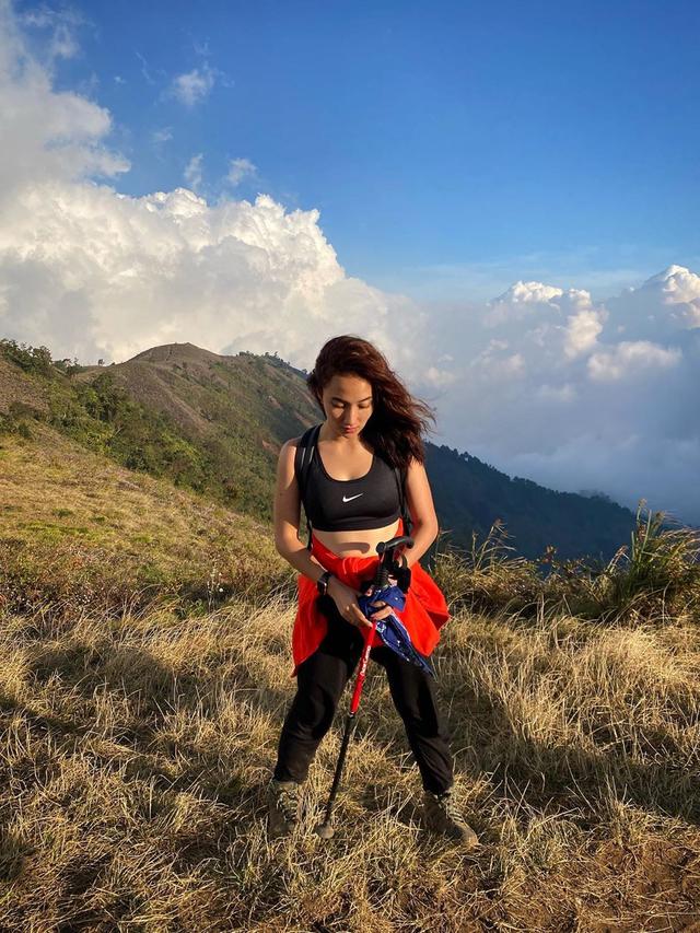 7 Potret Naomi Zaskia saat Ikut Mendaki Gunung Prau, Semangat Banget