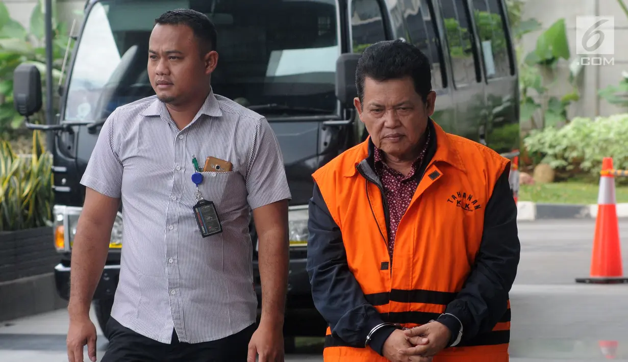 Wali Kota nonaktif Pasuruan Setiyono (kanan) tiba di Gedung KPK, Jakarta, Kamis (17/1). Setiyono diperiksa sebagai tersangka untuk melengkapi berkas terkait dugaan suap sejumlah proyek di Kota Pasuruan. (Merdeka.com/Dwi Narwoko)