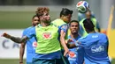Bek Brasil, Leo Pereira (kiri), Douglas Santos (tengah) dan Alexsandro berebut bola tinggi selama sesi latihan sebagai bagian dari persiapan menghadapi pertandingan sepak bola Piala Dunia 2026 melawan Maroko di Fasilitas Latihan Columbia Park, Morristown, New Jersey, pada 9 Juni 2026. (MAURO PIMENTEL/AFP)