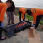 Dua korban ditemukan meninggal dunia usai tragedi perahu dihantam ombak di Pantai Bunton, Cilacap, Jawa Tengah. (Foto: Liputan6.com/Basarnas/Muhamad Ridlo)