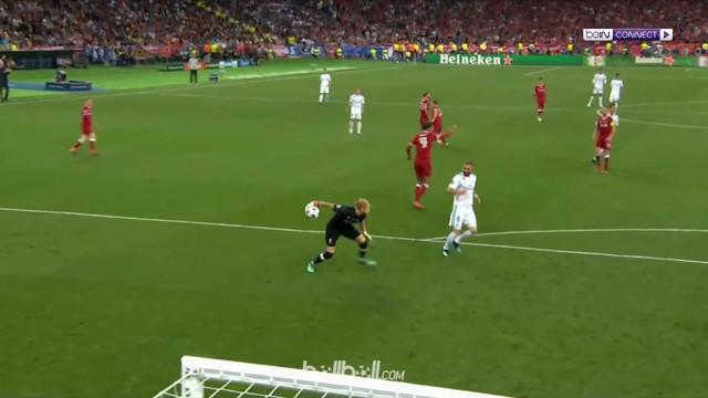 Berita video momen dua blunder kiper Liverpool, Loris Karius, di final Liga Champions 2017-2018 yang sulit dilupakan oleh penggemar sepak bola. This video presented by BallBall.