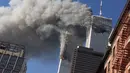 Mengenang Peristiwa 11 September: File foto 11 September 2001 asap mengepul dari menara kembar World Trade Center yang terbakar setelah pesawat yang dibajak menabrak menara, di New York City. (AP Photo/Richard Drew)