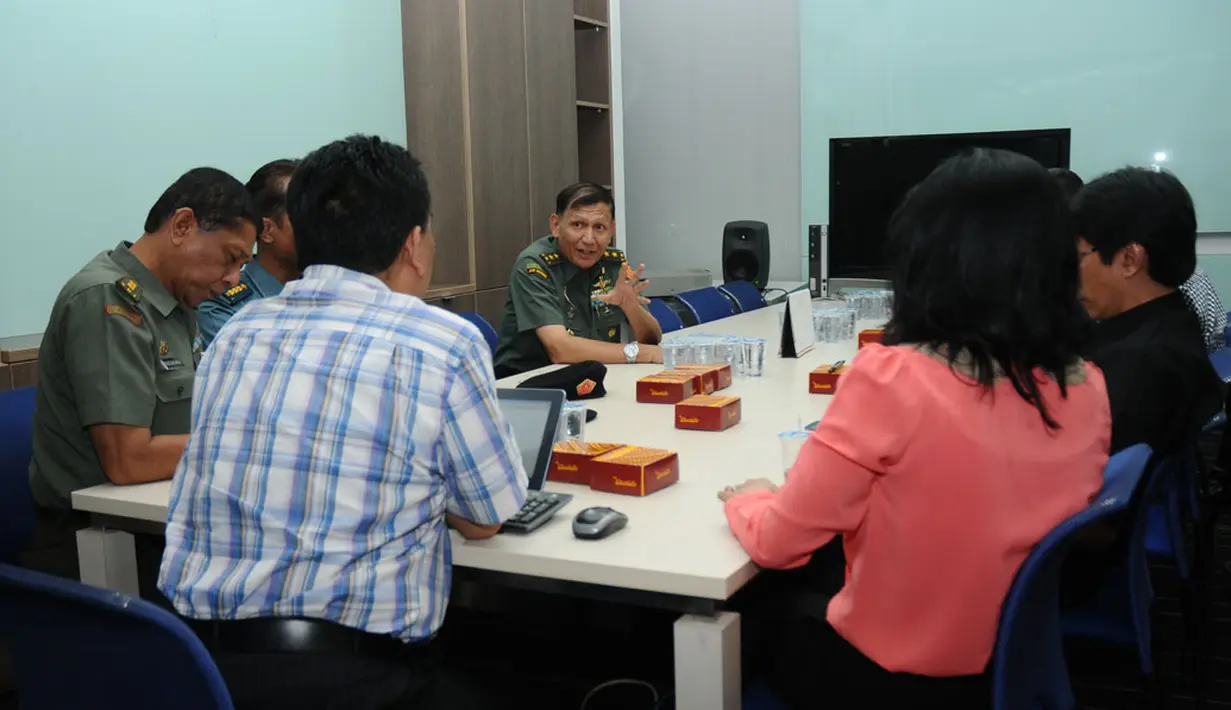 Dalam kunjungannya, Kapuspen TNI Mayjen M Fuad Basya, menyempatkan berdiskusi dengan beberapa tim redaksi di ruang meeting news room SCTV Tower, Jakarta (24/4/2014). (Liputan6.com/Helmi Fithriansyah)