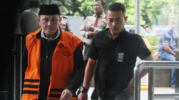 Anggota DPRD Lampung Tengah, Rusliyanto dikawal petugas menuju gedung KPK untuk menjalani pemeriksaan lanjutan, Jakarta, Selasa (27/3). Dalam kasus suap Bupati Lampung Tengah ini, KPK telah menetapkan 4 orang sebagai tersangka. (Merdeka.com/Dwi Narwoko)