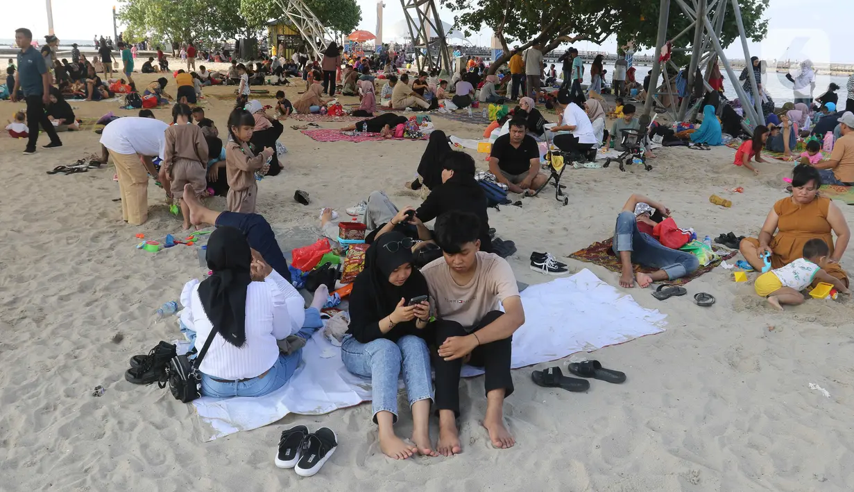 Sejumlah penjaga pantai disiagakan di berbagai titik. (Liputan6.com/Herman Zakharia)