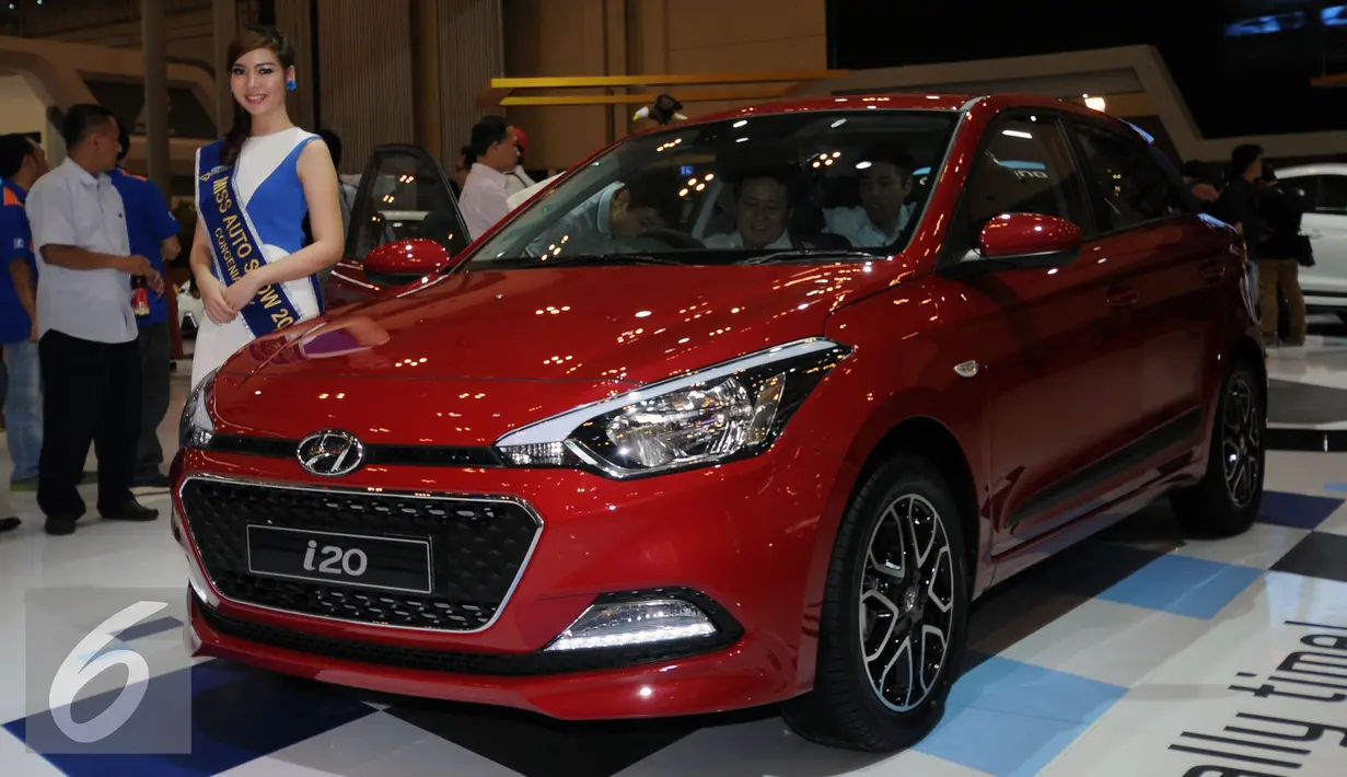 Model berdiri disamping melihat mobil keluaran terbaru dari Hyundai yang dipamerkan pada GIIAS 2016 di ICE BSD City Serpong, Banten, Kamis (11/8). Hyundai tipe all new i20 dipasarkan mulai Rp 249 hingga 263 juta otr. (Liputan6.com/Helmi Fithriansyah)
