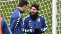 Lionel Messi ambil bagian dalam sesi latihan terbuka dengan tim nasional Argentina di Manchester, Inggris, Selasa (20/3). Timnas Argentina berlatih di markas Manchester City, sebagai persiapan menjelang laga uji coba melawan Italia. (Anthony Devlin/AFP)