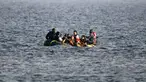 Sejumlah imigran dan pengungsi dari Suriah dan Afrika berada di sampan kecil usai melintasi Laut Aegea perbatasan Turki dan Yunani, (8/8/2015). PBB dan UNHCR memperkirakan bahwa Yunani telah menerima lebih dari 107.000 pengungsi. (REUTERS/Yannis Behrakis)