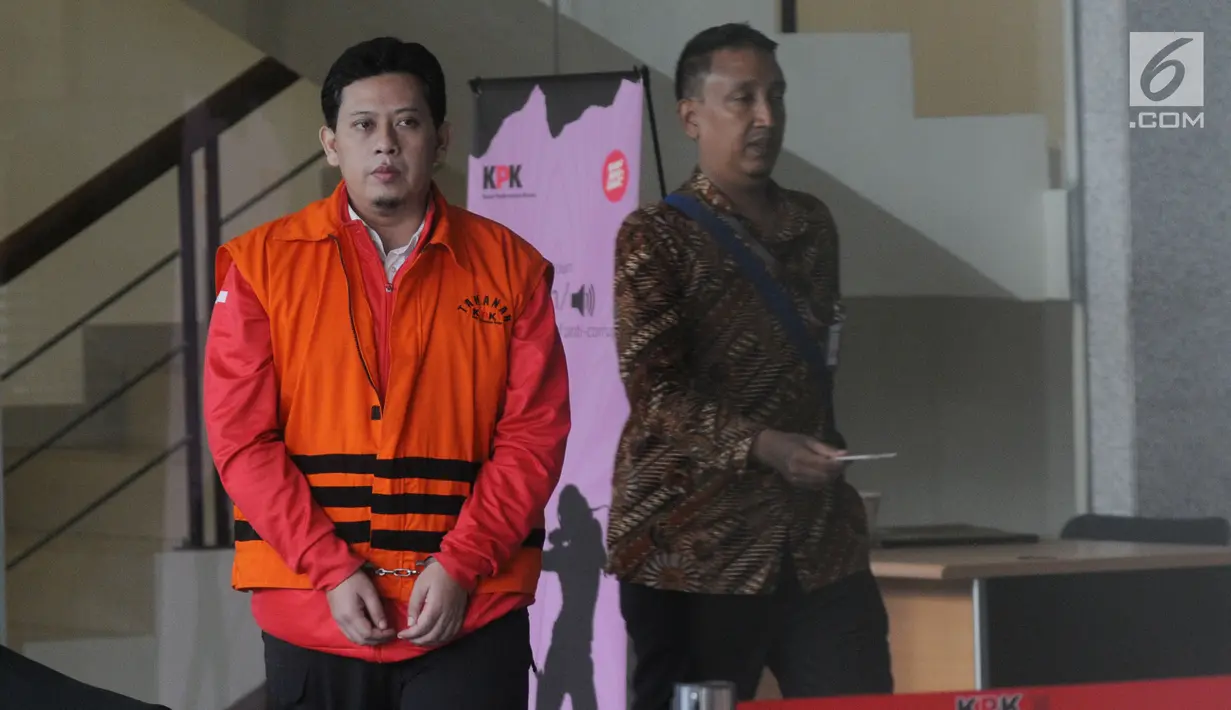 Bupati nonaktif Cianjur Irvan Rivano Muchtar usai menjalani pemeriksaan lanjutan di Gedung KPK, Jakarta, Selasa (2/4). Irvan diperiksa sebagai tersangka untuk pelengkapan berkas dalam kasus dugaan menerima suap anggaran pendidikan dari para kepala sekolah di Cianjur. (merdeka.com/Dwi Narwoko)
