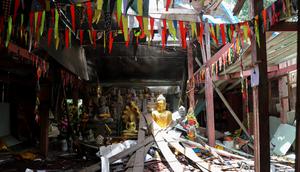 Foto ini, yang diambil dan dirilis pada 20 Agustus 2025 oleh Agence Kampuchea Presse (AKP), menunjukkan pagoda yang rusak di dekat kuil Preah Vihear selama kunjungan yang diselenggarakan oleh Kementerian Pertahanan Kamboja menyusul konflik perbatasan Kamboja-Thailand di Provinsi Preah Vihear. (STR/POOL/AFP)