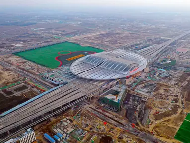 Foto dari udara menunjukkan lokasi konstruksi Stasiun Kereta Xiongan di Kawasan Baru Xiongan di Provinsi Hebei, China utara (20/12/2020). Stasiun Kereta Xiongan merupakan bagian dari jalur kereta antarkota Beijing-Xiongan. (Xinhua)