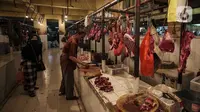 Pedagang daging di Pasar Kebayoran Lama, Jakarta, Senin (3/5/2021). Asosiasi Pedagang Pasar Seluruh Indonesia (APPSI) mencatat harga daging sapi dan ayam mulai naik mendekati hari raya Lebaran atau Idul Firtri. (Liputan6.com/Johan Tallo)