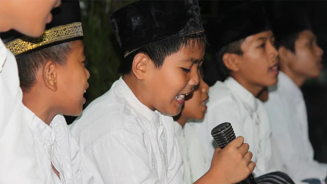Sabar Ajarkan Teman Mengaji, Bocah Ini Bikin Haru