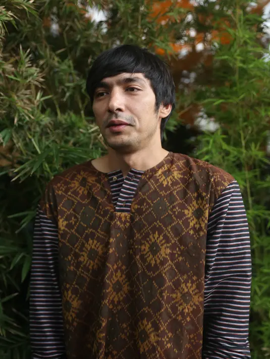 Aktor tampan berusia 33 tahun ini dinilai sosok yang bisa memanjakan para pemain, terutama saat proses syuting berlangsung. Ketika bepergian pun Abimana Aryasatya selalu menjadi penunjuk jalan bagi yang lain. (Andy Masela/Bintang.com)