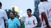 Bambang Pamungkas saat berlatih di lapangan D, Senayan, Jakarta, Rabu (28/10/2015).  (Bola.com / Nicklas Hanoatubun)