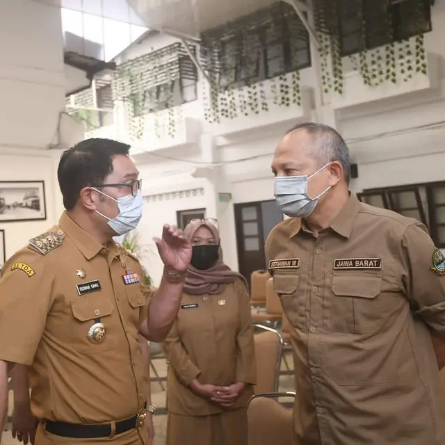 6 Potret Ridwan Kamil Kembali Bertugas di Hari Pertama Sebagai Gubernur, Gendong Arka