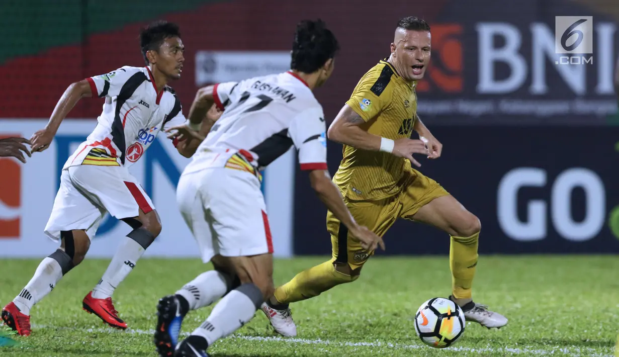 Pemain Bhayangkara FC, Nikola Komazec (kanan) berusaha lolos dari kawalan pemain Mitra Kukar pada lanjutan Go-Jek Liga 1 Indonesia 2018 bersama Bukalapak di Stadion PTIK Jakarta, Kamis (17/5). Bhayangkara FC unggul 1-0. (Liputan6.com/Helmi Fithriansyah)