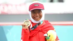 Skateboarder Indonesia Bunga Nyimas menunjukkan medali perunggu yang diraihnya pada kelas jalanan putri Asian Games 2018 di arena roller sport Jakabaring, Palembang, Sumatera Selatan, Rabu (29/8). (ANTARA FOTO/INASGOC/Rahmad Suryadi/thv/18)