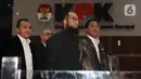 Sebagai informasi, pemeriksaan Khalid Basalamah merupakan bagian dari rangkaian pengusutan maraton yang dilakukan KPK terhadap sejumlah pimpinan agen travel Penyelenggara Ibadah Haji Khusus (PIHK). Tampak dalam foto, Direktur/Pemilik PT Zahra Oto Mandiri (Uhud Tour) yang juga pendakwah, Khalid Zeed Abdullah Basalamah (kedua kanan), usai menjalani pemeriksaan di Gedung Merah Putih Komisi Pemberantasan Korupsi (KPK), Jakarta, Kamis (23/4/2026). (Liputan6.com/Helmi Fithriansyah)