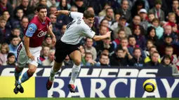 Steven Gerrard yang saat ini menjadi pelatih Aston Villa pun tercatat mampu menjadi salah satu pencetak gol terbanyak di laga tersebut. Gelandang legendaris Liverpool tersebut sejauh ini telah membukukan 13 gol ke gawang The Villans. (AFP/Adrian Dennis)
