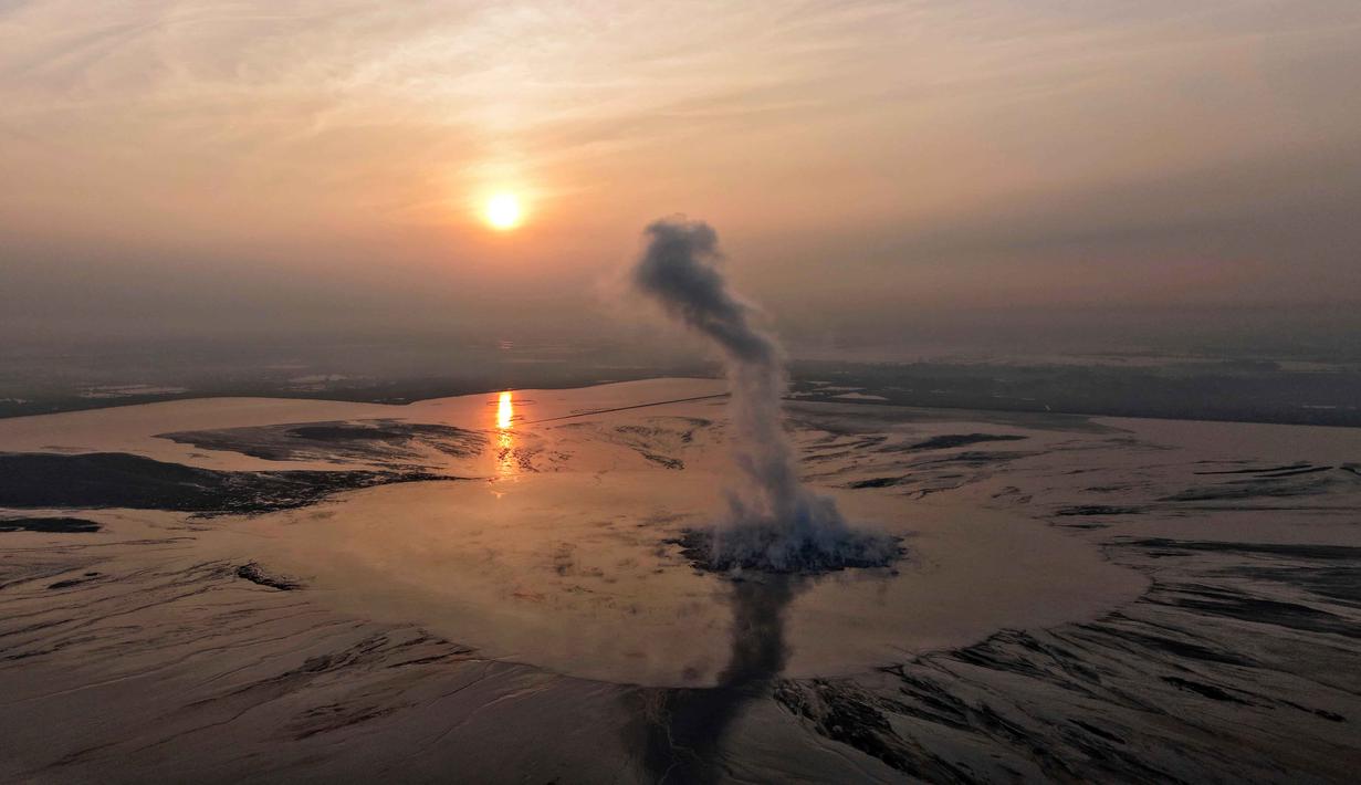 Asap mengepul dari kawah "gunung lumpur" yang disebabkan oleh kecelakaan eksplorasi gas pada tahun 2006, di Sidoarjo, Jawa Timur, Jumat 29 Mei 2026. (AP Photo/Trisnadi)