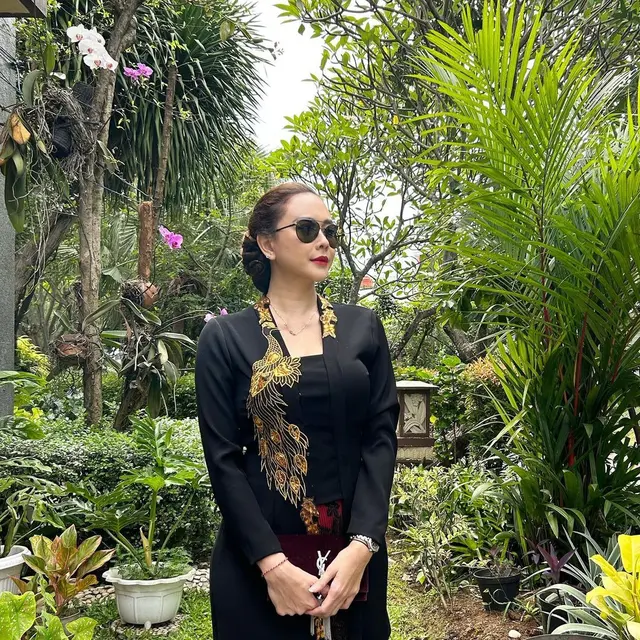 Aura Kasih menggunakan kebaya