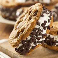 Menikmati lezatnya ice cream sandwich dalam sederet potret. (Via: youtube.com)