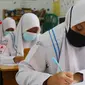 Penerapan protokol kesehatan bagi peserta didik yang sudah belajar tatap muka agar tidak terinfeksi Covid-19. (Liputan6.com/M Syukur)