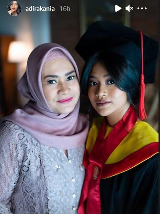 8 Momen Wisuda Online Siti Adira Kania, Ditemani Aldi Bragi dan Ikke Nurjanah