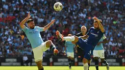 Pemain Manchester City, Sergio Aguero (kiri) berebut bola dengan pemain Chelsea Cesc Fabregas (kanan) dalam Community Shield di Wembley, London, Inggris, Minggu (5/8). Sergio Aguero mencetak dua gol ke gawang Chelsea. (AFP PHOTO/Glyn KIRK)