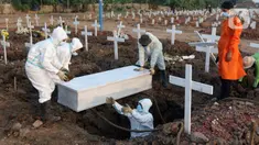 Petugas melakukan pemakaman jenazah dengan protokol COVID-19 di TPU Khusus COVID-19 Rorotan, Jakarta, Rabu (11/8/2021). Pemerintah menghapus data angka kematian dari indikator penanganan COVID-19. Pemerintah beralasan terjadi permasalahan input data angka kematian, (Liputan6.com/Helmi Fithriansyah)
